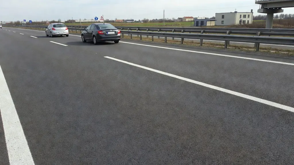 Czy można wyprzedzać prawym pasem?